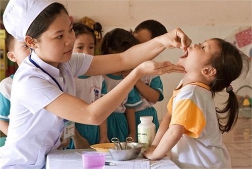 quoc te thieu nhi 16 6 trieu tre em ca nuoc duoc uong vitamin a lieu cao