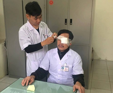 thai binh dang cap cuu bac si bi nguoi nha benh nhan danh gay mui