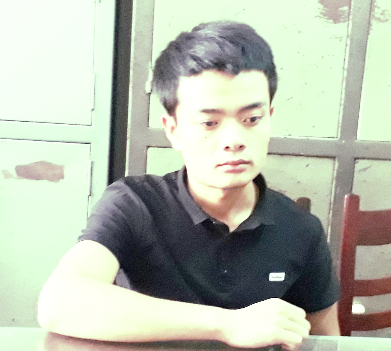 khoi to doi tuong xong vao benh vien chem nguoi dang tri benh