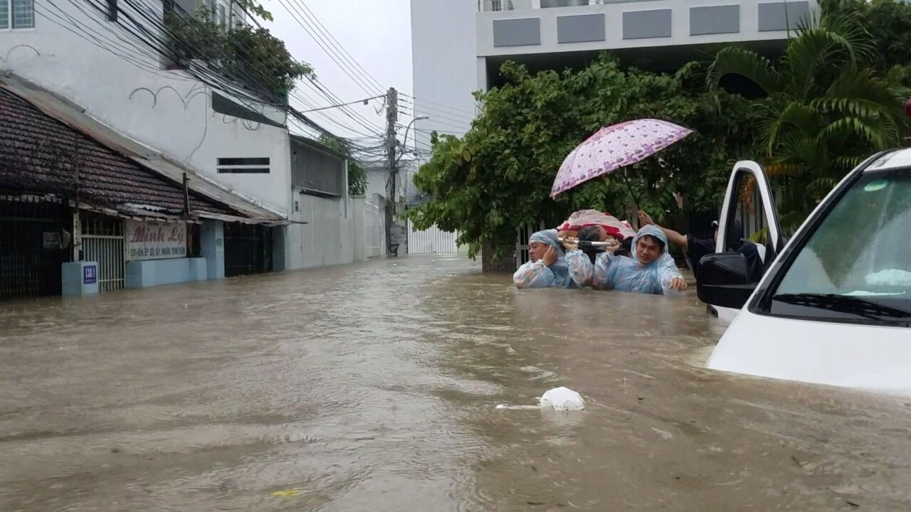 nhan vien 115 khanh hoa vuot nuoc lu dua nguoi benh di cap cuu