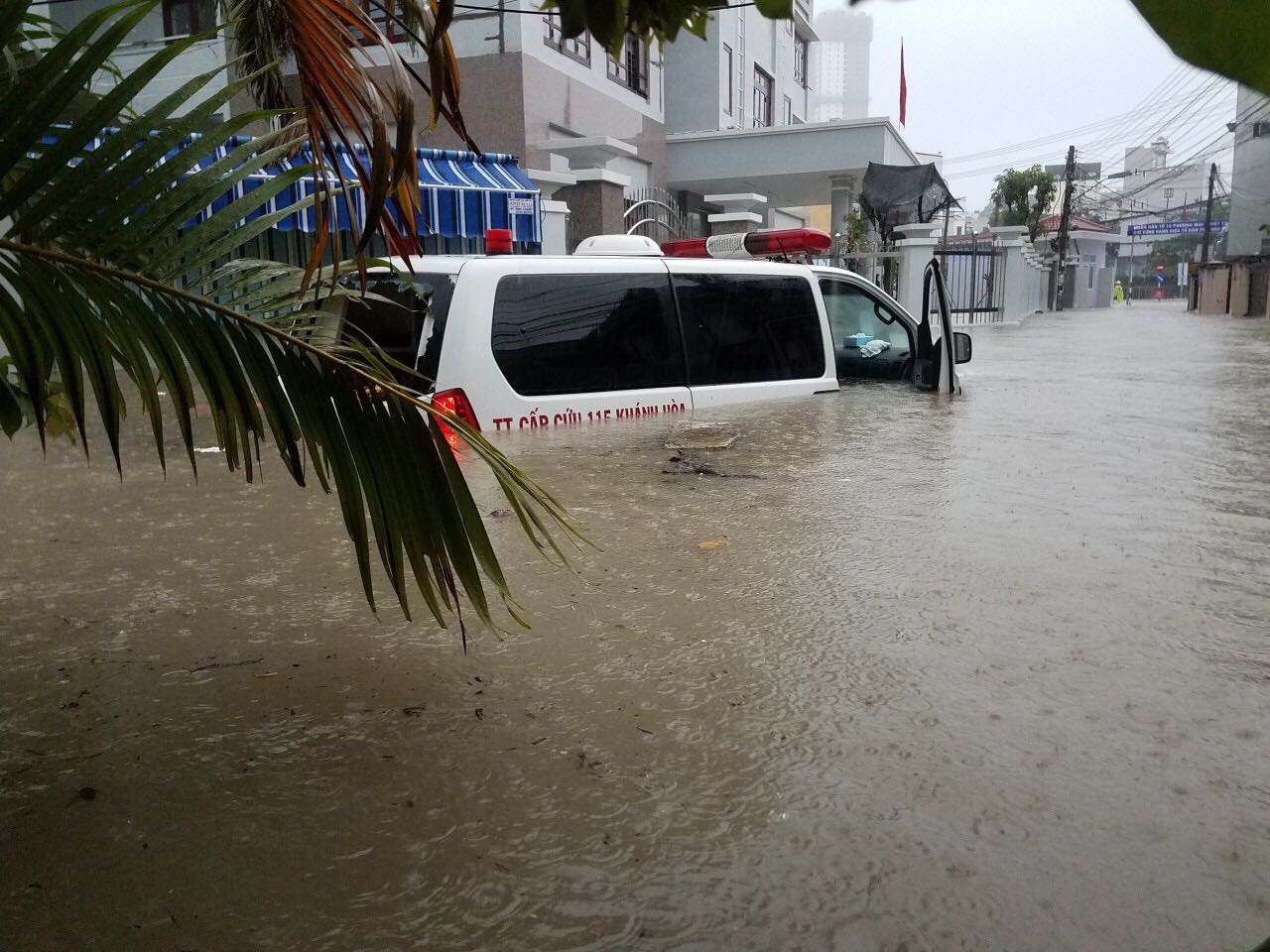 nhan vien 115 khanh hoa vuot nuoc lu dua nguoi benh di cap cuu