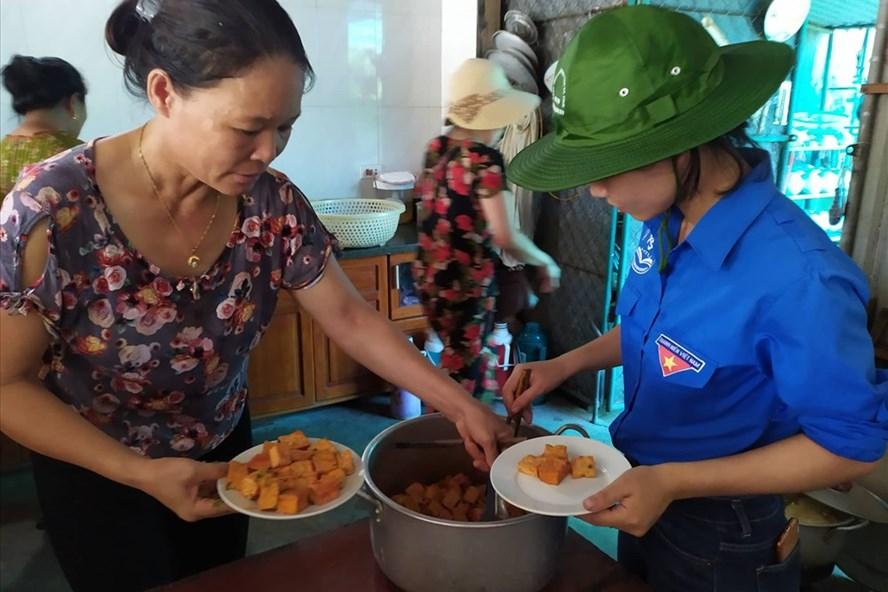 Chị Thái cùng sinh viên tình nguyện chuẩn bị đồ ăn cho sĩ tử (Báo Lao động) cảm động suất ăn miễn phí phục vụ sĩ tử mùa thi của bà chủ hàng cơm Hà Tĩnh