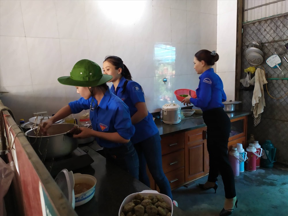 Các tình nguyện viên hăng hái phục vụ sĩ tử (Báo Lao động) cảm động suất ăn miễn phí phục vụ sĩ tử mùa thi của bà chủ hàng cơm ở Hà Tĩnh