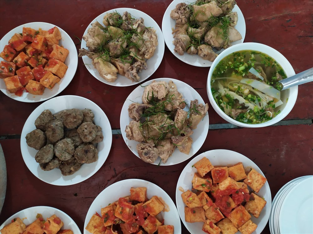 Dưới ánh nắng gay gắt, bữa cơm của chị Thái càng làm mát lòng sĩ tử (Báo Lao động) cảm động những suất ăn miễn phí phục vụ sĩ tử mùa thi của bà chủ hàng cơm ở Hà Tĩnh