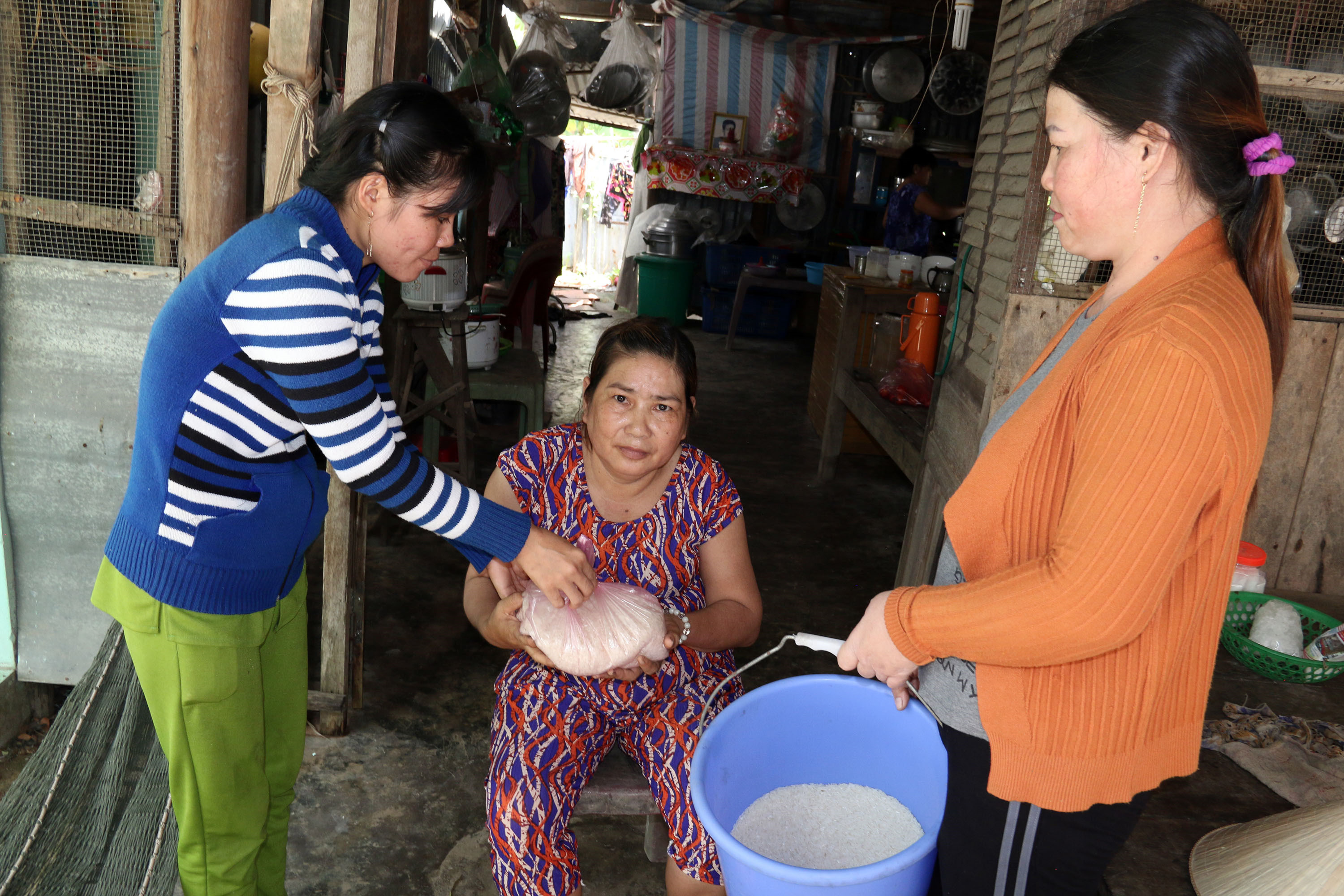 chuyện những người phụ nữ làng biển mang gạo đi cứu đói dân nghèo
