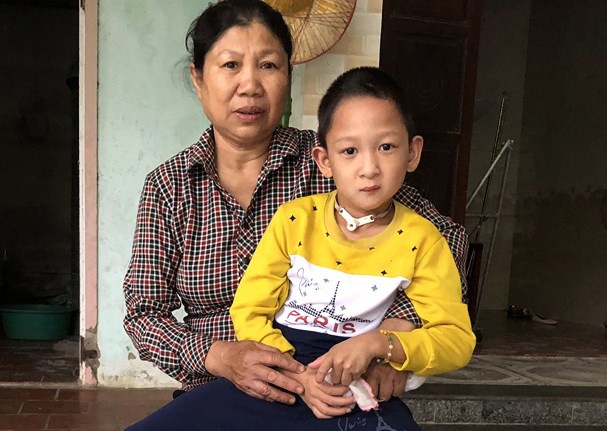 Hành trình của cặp vợ chồng già đi tìm sự sống cho đứa con nuôi dị tật
