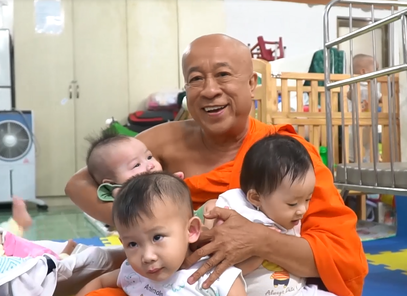 245 đứa trẻ mồ côi và tấm lòng nhân ái bao la của vị hòa thượng