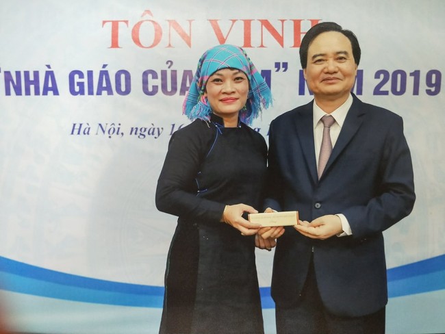 Cô giáo vùng cao tự tay may 700 khẩu trang vải phát miễn phí cho học sinh phòng dịch COVID-19