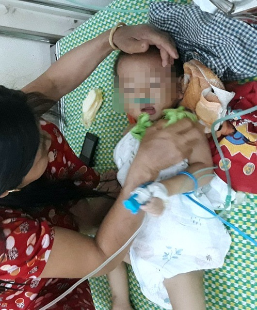 Ám ảnh bé trai 19 tháng tuổi sốc nhiệt hôn mê vì bị bỏ quên trên xe ô tô suốt 3 tiếng dưới trời nắng
