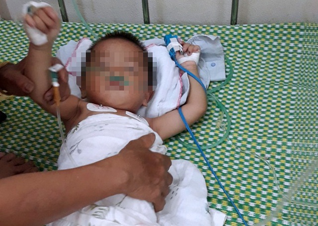 Ám ảnh bé trai 19 tháng tuổi sốc nhiệt hôn mê vì bị bỏ quên trên xe ô tô suốt 3 tiếng dưới trời nắng