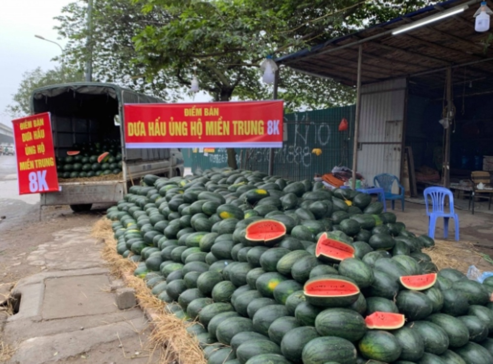 Ấm lòng người Sài Gòn: Bỏ tiền túi 'giải cứu' 10 tấn dưa hấu ở Gia Lai rồi đem về phát miễn phí 