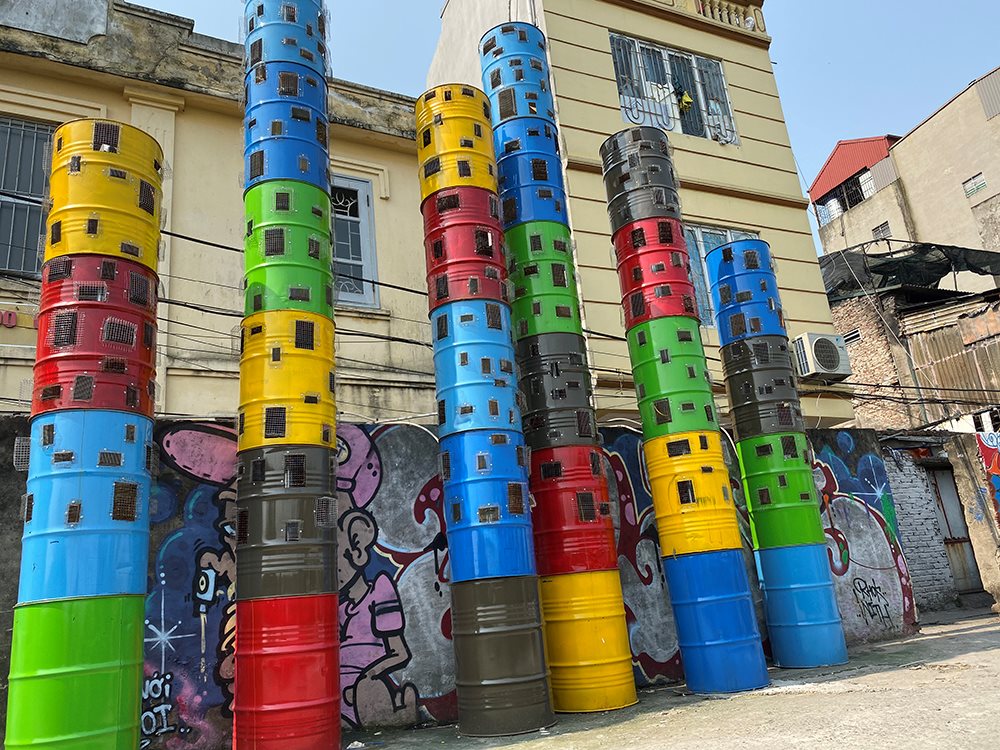 Ấn tượng màu 'áo mới' của bãi tập kết rác ven sông Hồng dưới bàn tay của các nghệ sĩ