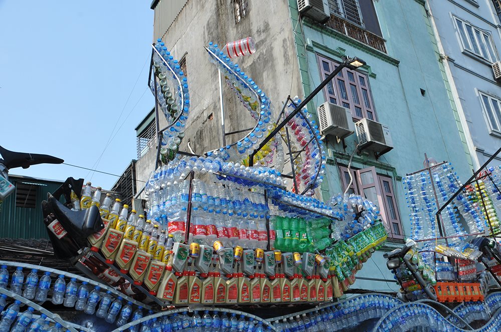 Ấn tượng màu 'áo mới' của bãi tập kết rác ven sông Hồng dưới bàn tay của các nghệ sĩ