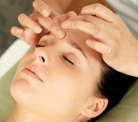 xoa bóp bấm huyệt là cách đơn giản để giảm đau đầu xoa bóp bấm huyệt là cách đơn giản để giảm đau đầu