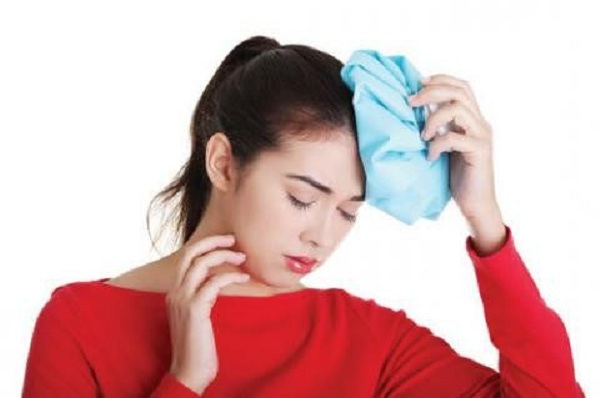 chườm khăn nóng hoặc lạnh giúp lưu thông máu