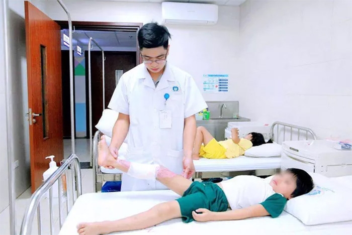 Bé trai 7 tuổi hoại tử vùng đùi và cẳng chân vì sai lầm tự chữa bỏng tại nhà của cha mẹ 