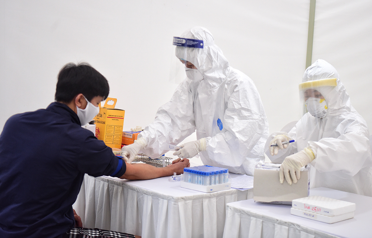 500 'thợ săn' ở CDC Hà Nội và công cuộc truy tìm virus SARS-CoV-2 nơi tâm dịch lớn nhất cả nước