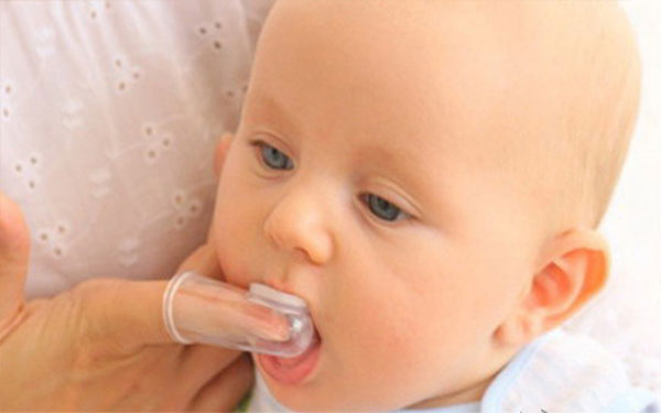Vệ sinh răng miệng cho trẻ một cách sạch sẽ Bác sĩ nói gì việc sử dụng chanh mật ong đối với trẻ tưa lưỡi dưới 12 tháng tuổi