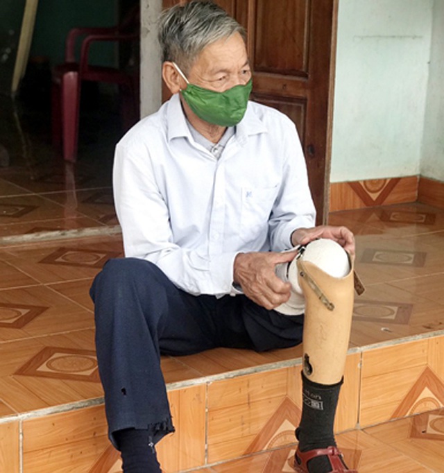 Cảm động cựu chiến binh già, mang chân giả xung phong đứng chốt kiểm dịch