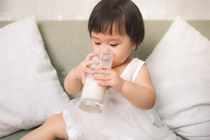 Cho con uống sữa tươi thay cơm mỗi ngày khiến trẻ biếng ăn, thiếu máu trầm trọng Cho con uống sữa tươi thay cơm mỗi ngày khiến trẻ biếng ăn, thiếu máu trầm trọng