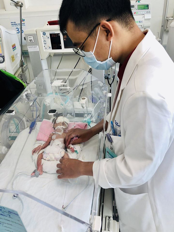 Chứng tắc ruột sơ sinh nguy hiểm thế nào, khiến bé gái 29 tuần tuổi vừa chào đời đã phải mổ khẩn?