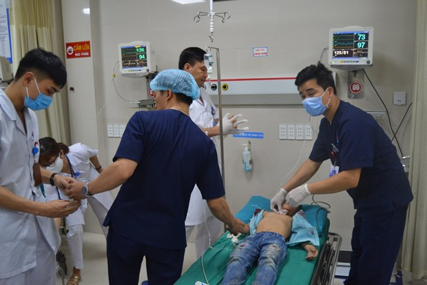 Cứu sống bé trai 8 tuổi bị tôn cứa vào cổ khi đang đi xe đạp