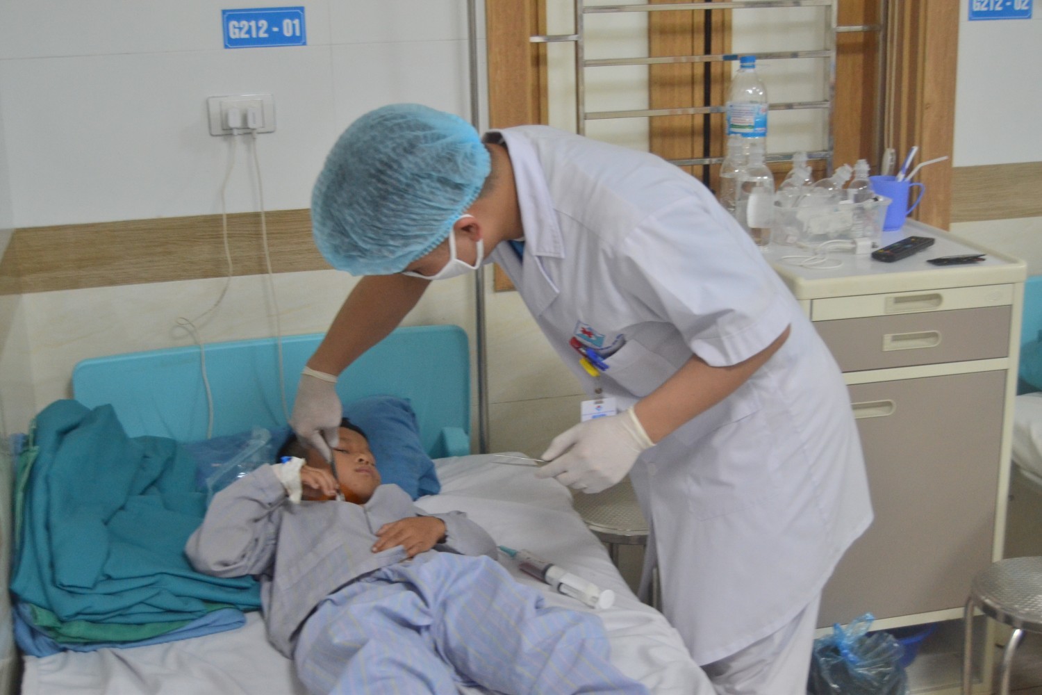 Cứu sống bé trai 8 tuổi bị tôn cứa vào cổ khi đang đi xe đạp