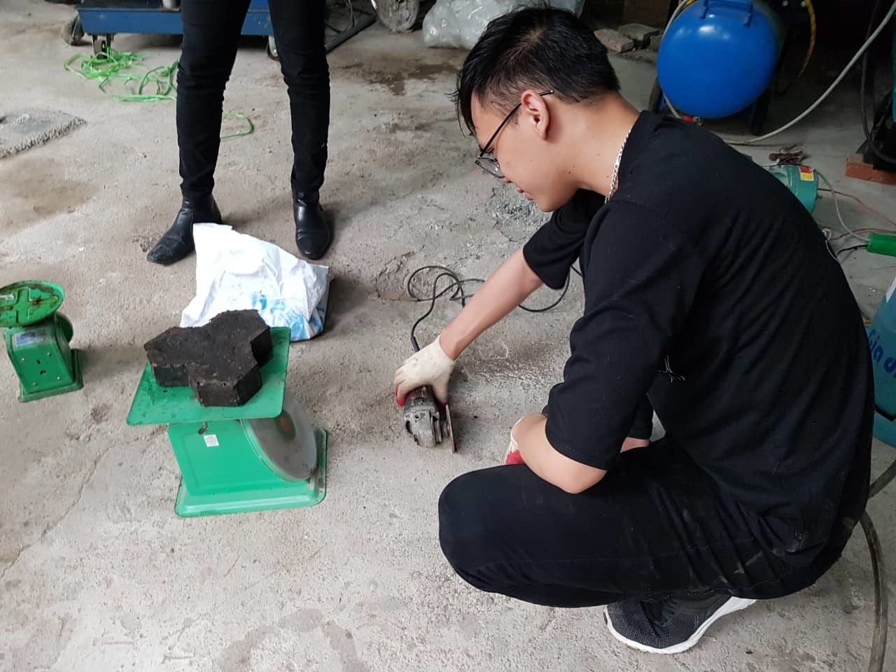 Độc đáo gạch lát hè đường được làm từ túi nilon tái chế dưới những bàn tay 