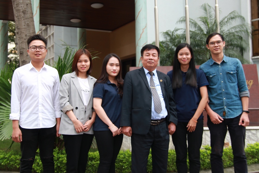 Độc đáo gạch lát hè đường được làm từ túi nilon tái chế dưới những bàn tay 