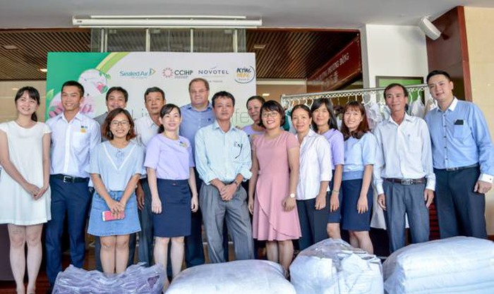 Độc đáo tái chế vải cũ thành đồ mới tinh tươm, sưởi ấm cho trẻ em nghèo