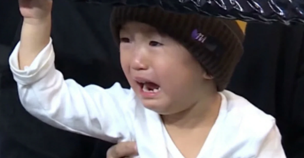 Giả ngất để 'chơi khăm' con trai 3 tuổi, 'cựu Running Man' Kang Gary bị chỉ trích