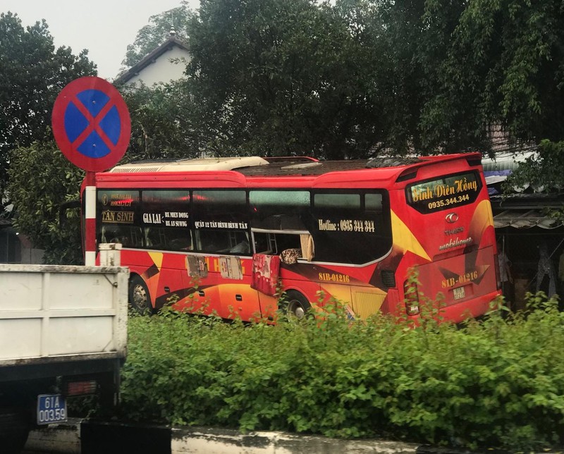 Giải cứu 39 hành khách trong vụ tai nạn xe khách ở Bình Dương