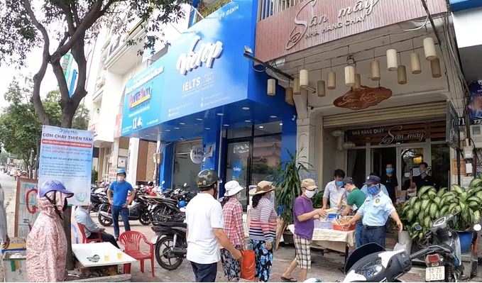 Góc nhỏ Sài Gòn mùa dịch: 1km2 có đến 5 điểm phát cơm miễn phí cứu người nghèo
