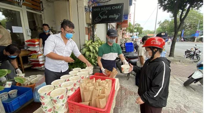 Góc nhỏ Sài Gòn mùa dịch: 1km2 có đến 5 điểm phát cơm miễn phí cứu người nghèo