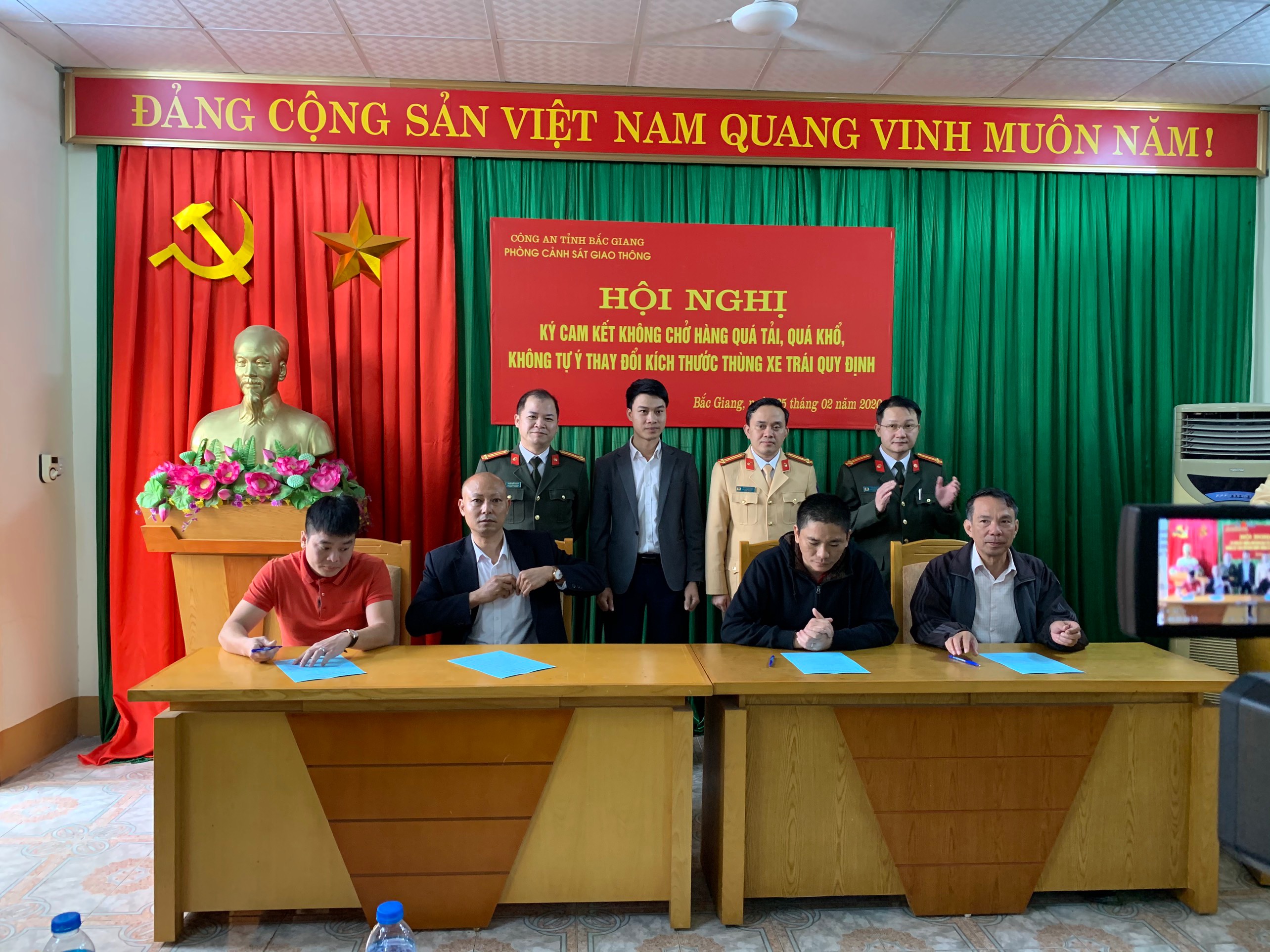 Bắc Giang: Tiếp tục tổ chức ký cam kết không chở hàng quá tải trọng