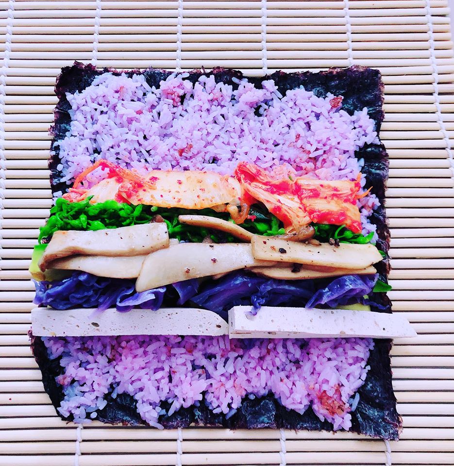 Làm kimbap chay vừa đẹp mắt lại quá healthy, nhìn kỹ mới biết toàn rau củ quả mà ngon chẳng kém thịt