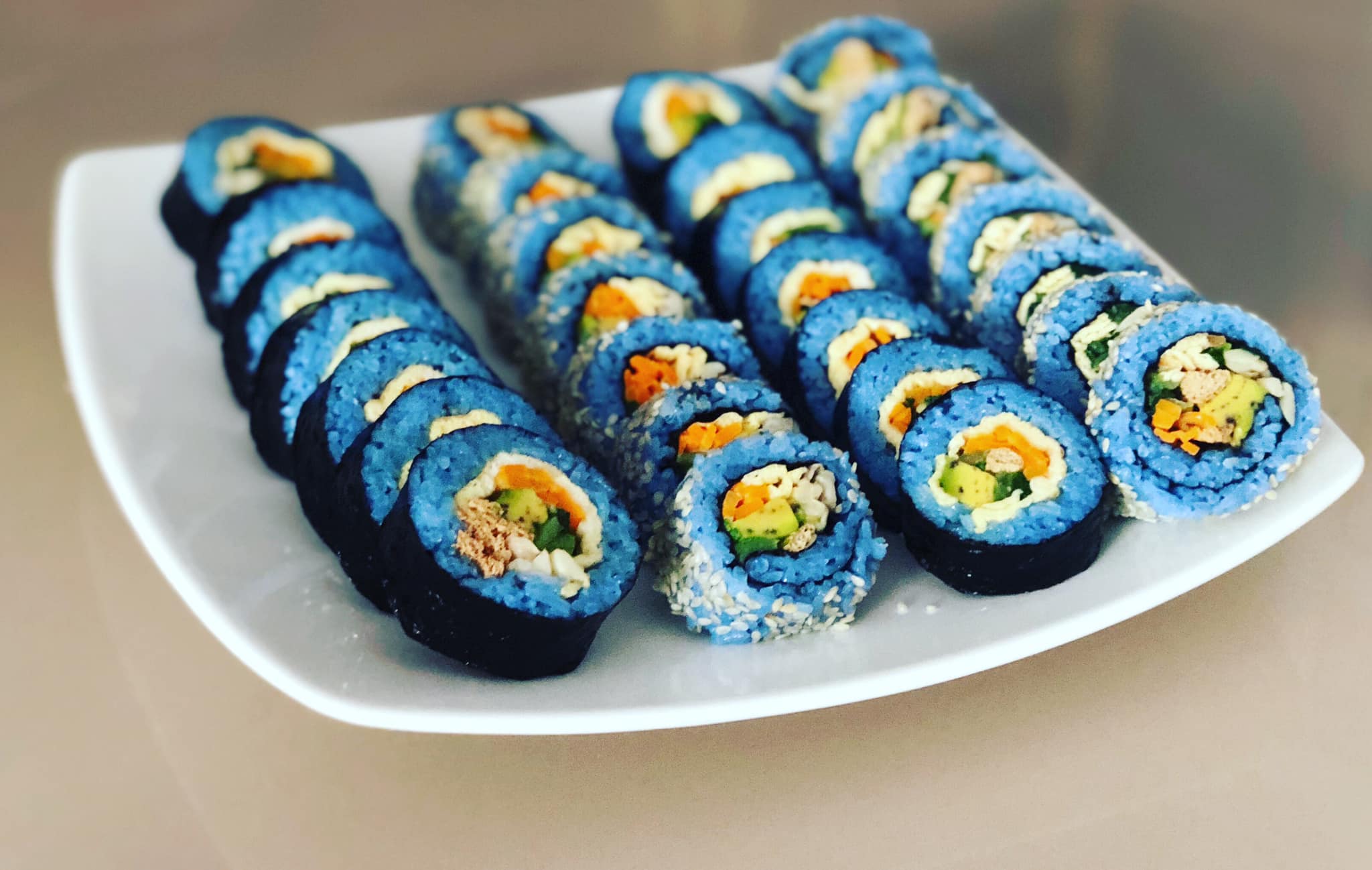 Làm kimbap chay vừa đẹp mắt lại quá healthy, nhìn kỹ mới biết toàn rau củ quả mà ngon chẳng kém thịt