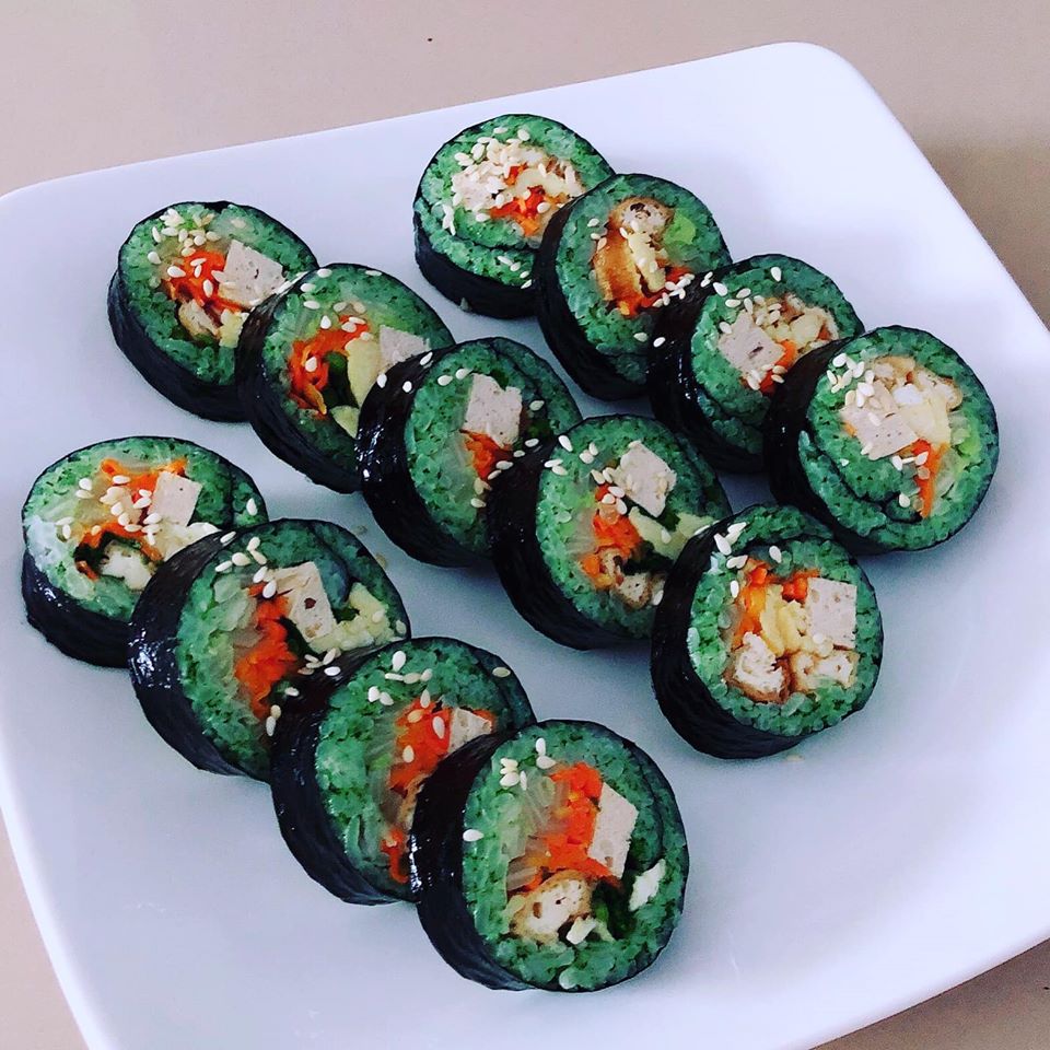 Làm kimbap chay vừa đẹp mắt lại quá healthy, nhìn kỹ mới biết toàn rau củ quả mà ngon chẳng kém thịt