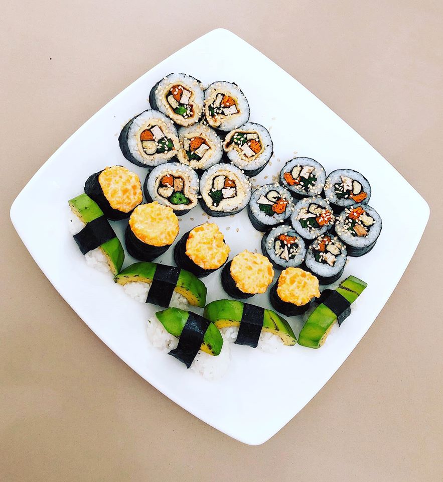 Làm kimbap chay vừa đẹp mắt lại quá healthy, nhìn kỹ mới biết toàn rau củ quả mà ngon chẳng kém thịt