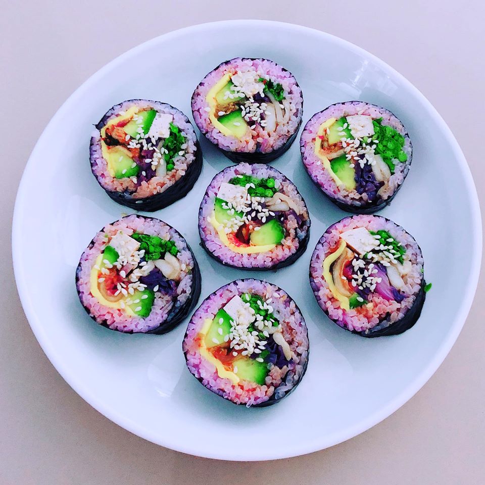 Làm kimbap chay vừa đẹp mắt lại quá healthy, nhìn kỹ mới biết toàn rau củ quả mà ngon chẳng kém thịt