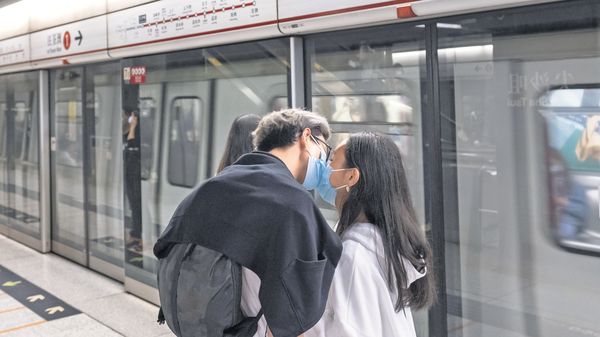 Lo ngại COVID-19 lây lan, nhiều khả năng các cặp đôi sẽ bị cấm hôn nhau?