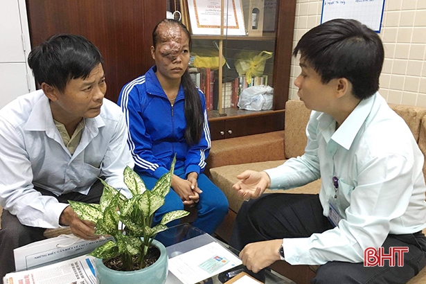 Mang khối u lớn trên mặt, cô gái Hà Tĩnh phải nghỉ học từ năm lên 9