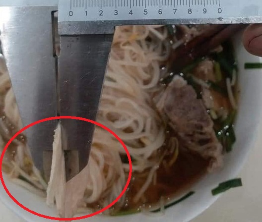 Ngả mũ thán phục trình độ của chủ quán hủ tiếu, miếng thịt siêu mỏng 'thở mạnh là bay'