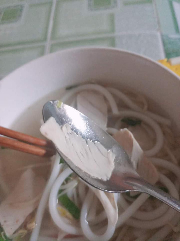 Ngả mũ thán phục trình độ của chủ quán hủ tiếu, miếng thịt siêu mỏng 'thở mạnh là bay'