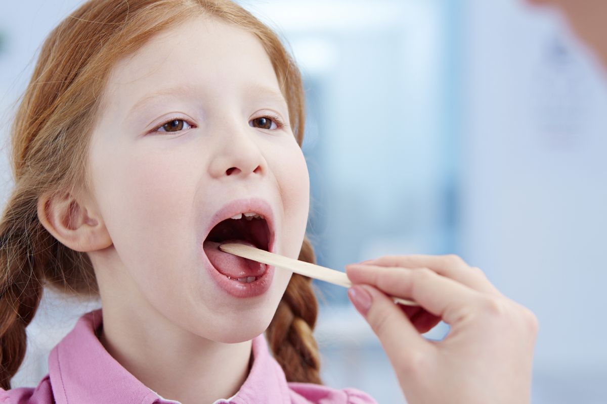 Nhận diện triệu chứng của viêm họng để bảo vệ trẻ giữa mùa dịch