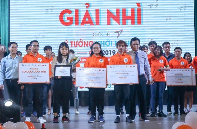 Sản phẩm áo thun Living của nhóm vừa xuất sắc đoạt giải Nhì cuộc thi Ý tưởng khởi nghiệp (CiC) năm 2019 do ĐH Quốc gia TP.HCM tổ chức mới đây. Nhóm sinh viên trường ĐH công nghệ HCM sáng tạo ra áo thun chống đuối nước