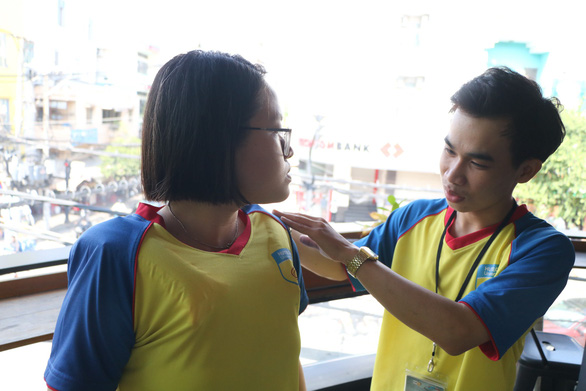 Hai sinh viên Ngọc và Lập là sáng tạo áo thun chống đuối nước Nhóm sinh viên trường ĐH công nghệ HCM sáng tạo ra áo thun chống đuối nước
