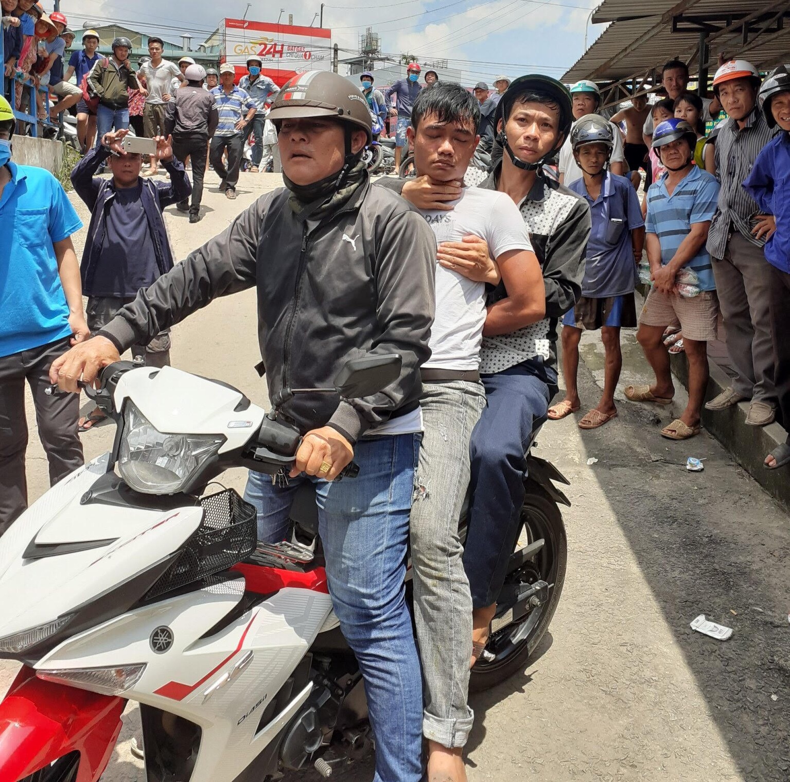 Tên trộm đã nhanh chóng bị tóm gọn bởi hai hiệp sĩ Hiệp sĩ truy đuổi tên trộm giành lấy tài sản cho người dân