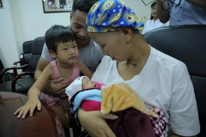Sau 2 tháng xuất viện, sức khỏe mẹ con sản phụ ung thư giai đoạn cuối ra sao?