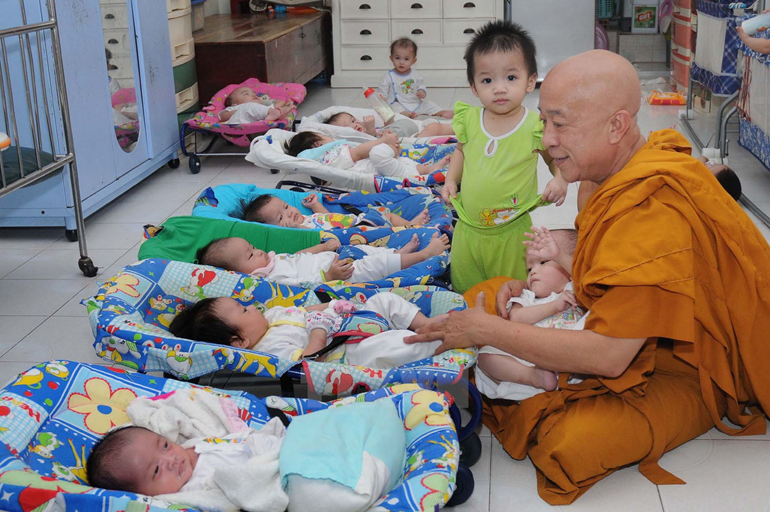245 đứa trẻ mồ côi và tấm lòng nhân ái bao la của vị hòa thượng